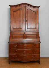 Geschweifte Louis-XV-Kabinettkommode mit Sekretär, Region Franche-Comté, Nussbaum, circa 1750