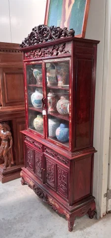 Bookcase in Carved Red Lacquered Wood with Gilding — Good condition