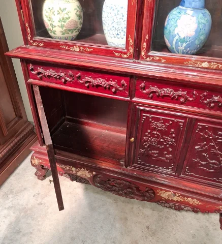 Bookcase in Carved Red Lacquered Wood with Gilding — Good condition