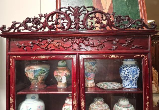 Bookcase in Carved Red Lacquered Wood with Gilding — Good condition