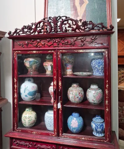 Bookcase in Carved Red Lacquered Wood with Gilding — Good condition