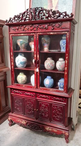 Bookcase in Carved Red Lacquered Wood with Gilding — Good condition