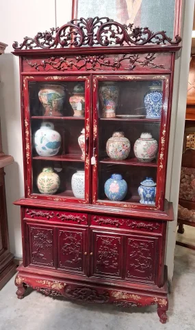 Bookcase in Carved Red Lacquered Wood with Gilding — Good condition
