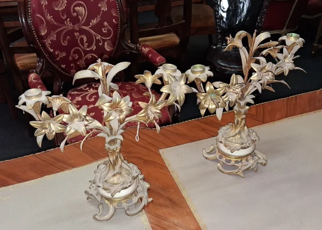 Paire de Bougeoirs style Louis XV Rocaille En Bronze Doré Et Marbre — Bon état