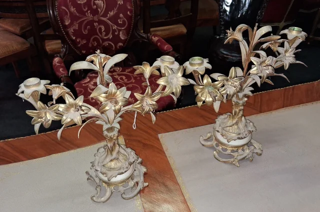 Paire de Bougeoirs style Louis XV Rocaille En Bronze Doré Et Marbre — Bon état