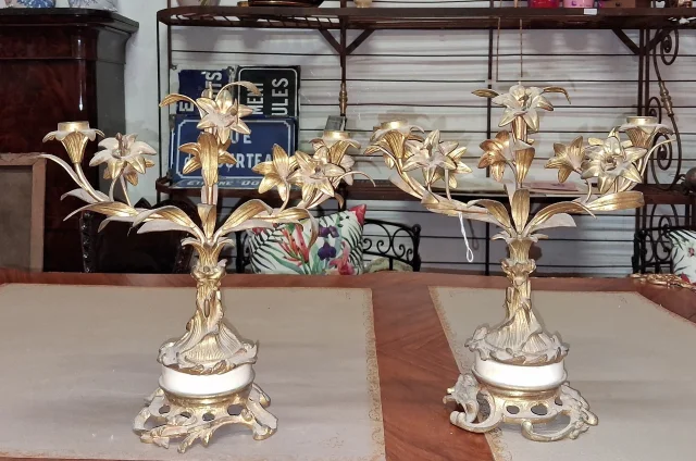 Paire de Bougeoirs style Louis XV Rocaille En Bronze Doré Et Marbre — Bon état