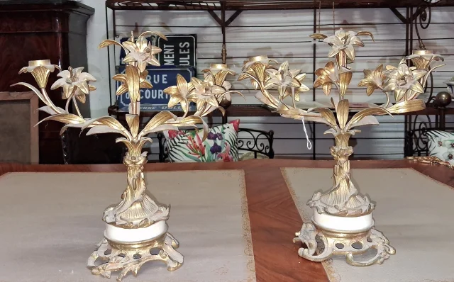 Paire de Bougeoirs style Louis XV Rocaille En Bronze Doré Et Marbre — Bon état