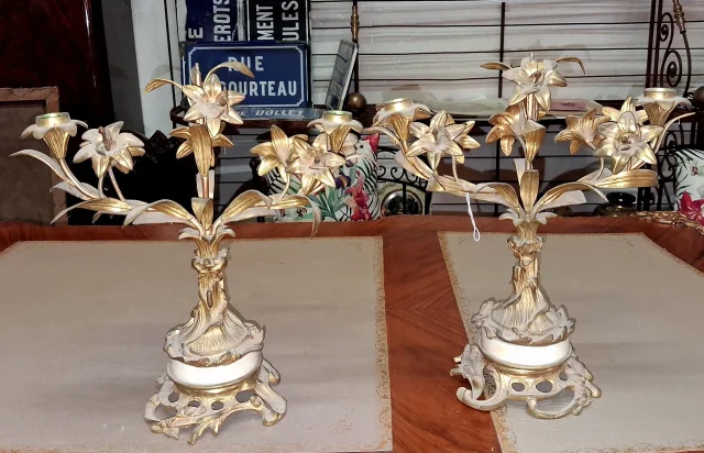 Paire de Bougeoirs style Louis XV Rocaille En Bronze Doré Et Marbre — Bon état