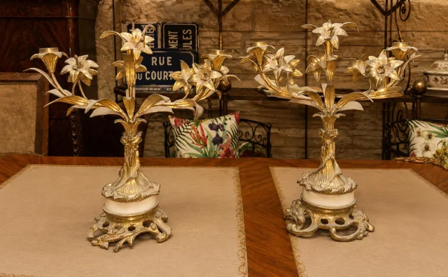 Paire de Bougeoirs style Louis XV Rocaille En Bronze Doré Et Marbre — Bon état