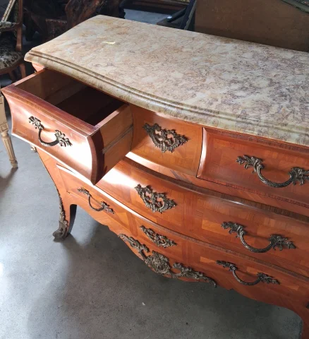 Bombe-front Louis XV style commode in marquetry, marble top — Good condition