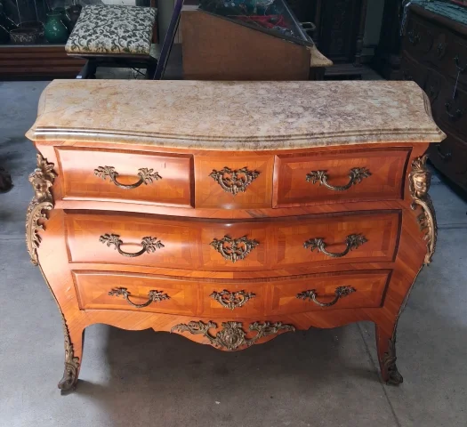 Bombe-front Louis XV style commode in marquetry, marble top — Good condition