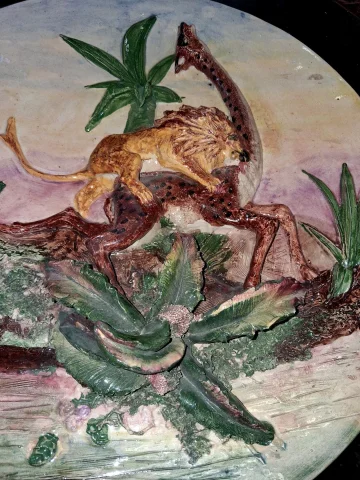 Große keramische Wandplatte mit Hochrelief-Dekor — Guter Zustand