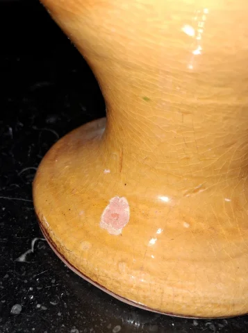 Gargoulette aus glasiertem Terrakotta mit Lilienmuster-Dekor — Guter Zustand