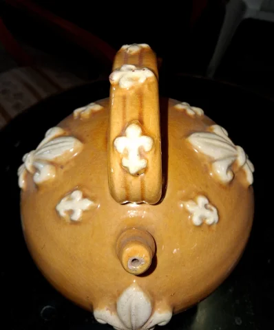 Gargoulette aus glasiertem Terrakotta mit Lilienmuster-Dekor — Guter Zustand