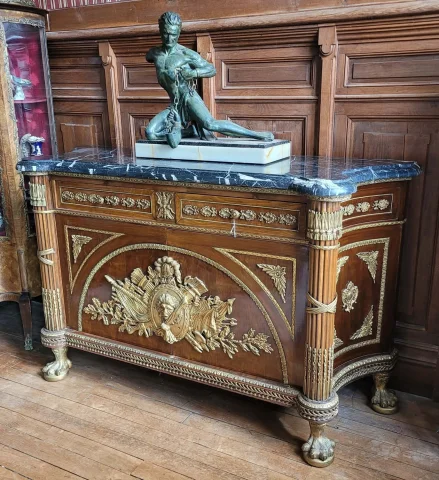 Importante commode d'apparat de style Louis XV — Bon état