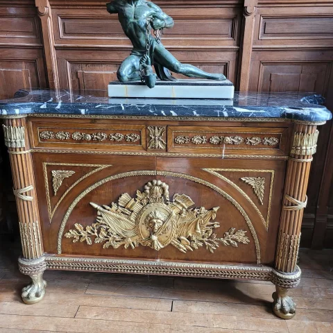 Importante commode d'apparat de style Louis XV — Bon état