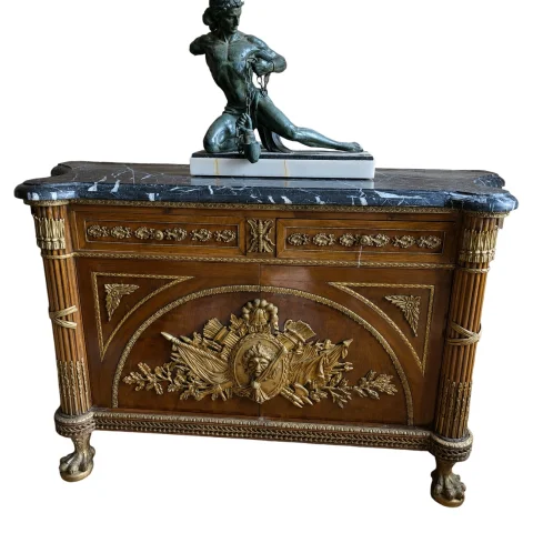 Importante commode d'apparat de style Louis XV — Bon état