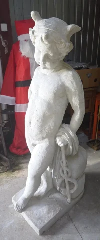 Tuinbeeld in gereconstitueerde steen met voorstelling van een jonge faun – 20e eeuw — Goede staat
