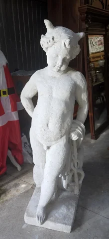 Tuinbeeld in gereconstitueerde steen met voorstelling van een jonge faun – 20e eeuw — Goede staat