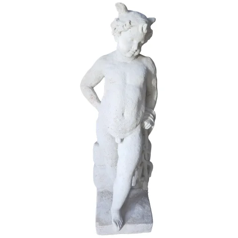 Tuinbeeld in gereconstitueerde steen met voorstelling van een jonge faun – 20e eeuw — Goede staat