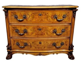 Cassettone sagomato in marqueterie di noce – Stile Luigi XV