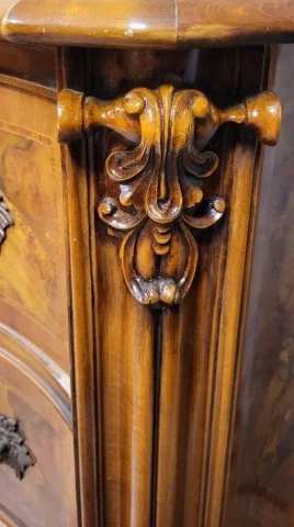 Commode galbée en marqueterie de noyer – Style Louis XV

クルミ材寄木細工の曲線型コモード – ルイ15世スタイル — 良好な状態