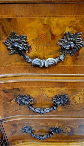 Commode galbée en marqueterie de noyer – Style Louis XV

クルミ材寄木細工の曲線型コモード – ルイ15世スタイル — 良好な状態