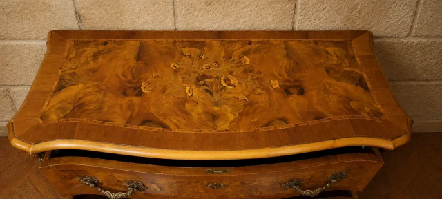 Commode galbée en marqueterie de noyer – Style Louis XV

クルミ材寄木細工の曲線型コモード – ルイ15世スタイル — 良好な状態