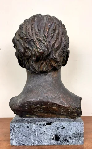 Bedeutende signierte und datierte Bronze auf Sockel, 1981 — Guter Zustand
