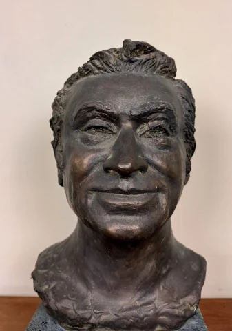 Bedeutende signierte und datierte Bronze auf Sockel, 1981 — Guter Zustand