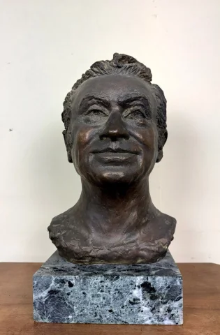 Bedeutende signierte und datierte Bronze auf Sockel, 1981 — Guter Zustand
