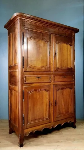 Louis-XV-Armoire mit vier Türen aus Nussbaum, circa 1750 — Guter Zustand