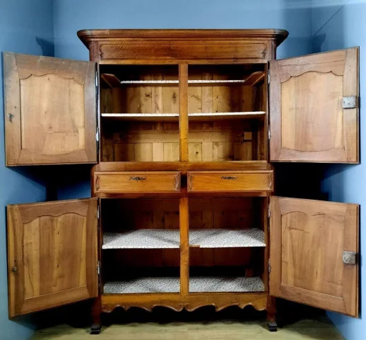 Louis-XV-Armoire mit vier Türen aus Nussbaum, circa 1750 — Guter Zustand