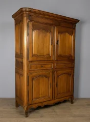 Louis-XV-Armoire mit vier Türen aus Nussbaum, circa 1750