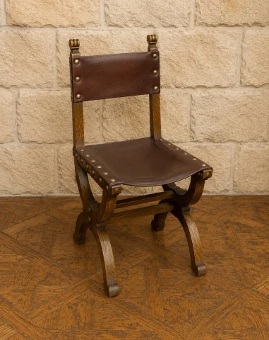 Conjunto de Seis Sillas Estilo Renacimiento en Roble y Cuero — Buen estado