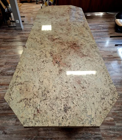 Gran mesa de comedor en granito pulido sobre base de roble y hierro forjado — Buen estado