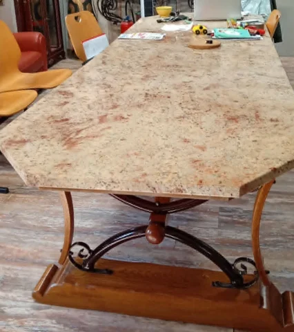 Gran mesa de comedor en granito pulido sobre base de roble y hierro forjado — Buen estado