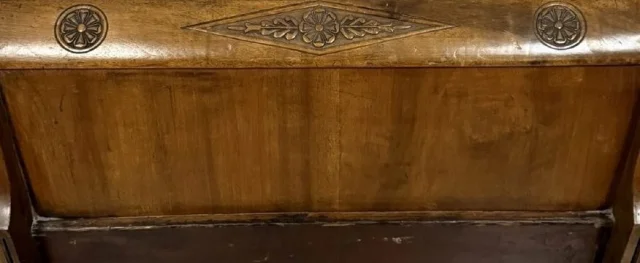Cama de barco en nogal tallado – Época Directorio, hacia 1800 — Buen estado