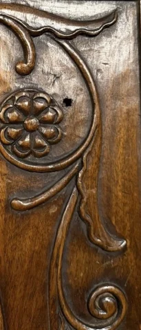 Cama de barco en nogal tallado – Época Directorio, hacia 1800 — Buen estado