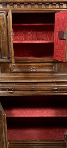 Aparador en cabinet de dos cuerpos en nogal moldurado – Época Luis XIII — Buen estado