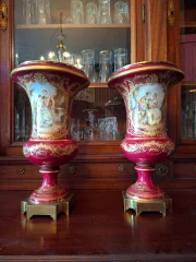 Sévres : Paire de grands vases en porcelaine rouge et or à scènes galantes – XXe siècle