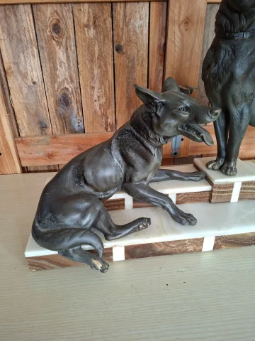 Sculpture Art Deco with two German Shepherds – L. Carvin – circa 1930 — Good condition