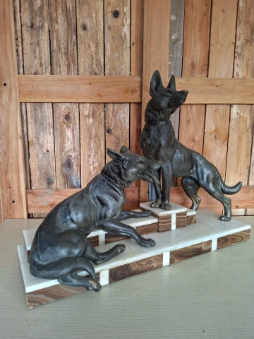 Sculpture Art Deco with two German Shepherds – L. Carvin – circa 1930 — Good condition
