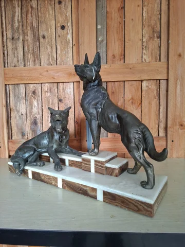 Sculpture Art Deco with two German Shepherds – L. Carvin – circa 1930 — Good condition