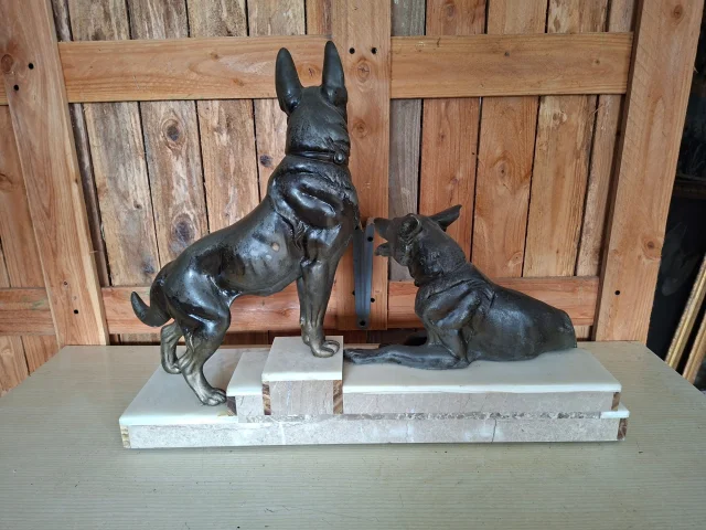 Sculpture Art Deco with two German Shepherds – L. Carvin – circa 1930 — Good condition