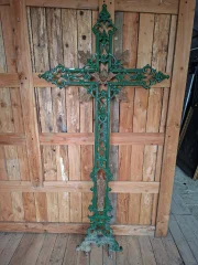Grande croix funéraire ancienne en fonte verte ajourée, datant du XIXe siècle, ornée de motifs chrétiens et d'un médaillage central