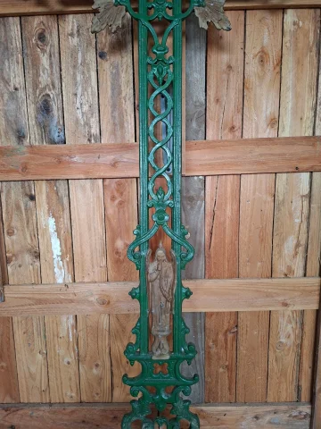 Grande croix funéraire ancienne en fonte verte ajourée, datant du XIXe siècle, ornée de motifs chrétiens et d'un médaillage central — Bon état