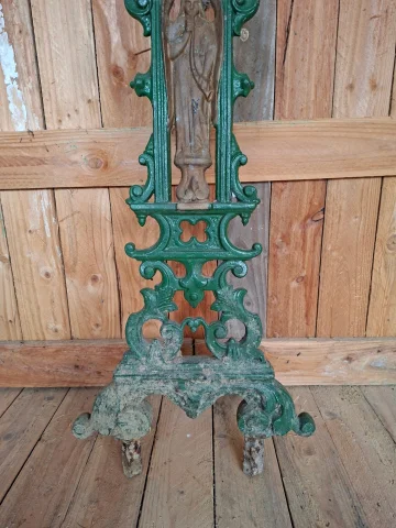 Grande croix funéraire ancienne en fonte verte ajourée, datant du XIXe siècle, ornée de motifs chrétiens et d'un médaillage central — Bon état