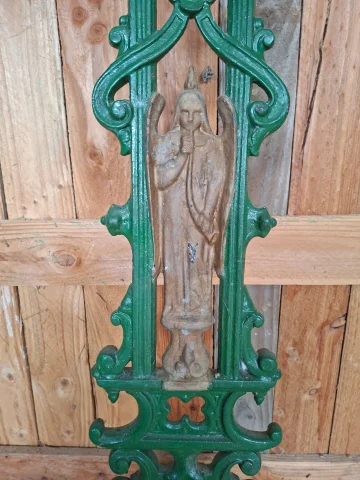 Grande croix funéraire ancienne en fonte verte ajourée, datant du XIXe siècle, ornée de motifs chrétiens et d'un médaillage central — Bon état