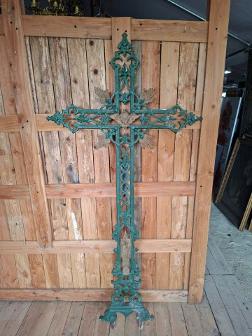 Grande croix funéraire ancienne en fonte verte ajourée, datant du XIXe siècle, ornée de motifs chrétiens et d'un médaillage central — Bon état